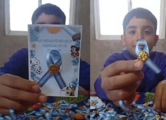 La conmovedora historia del nene con hipoacusia que vendió escarapelas para comprar sus audífonos