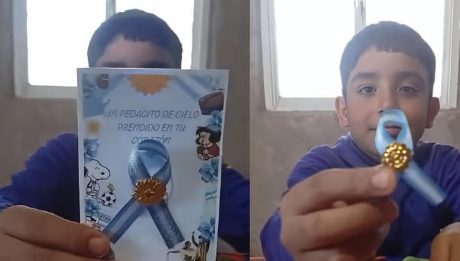 La conmovedora historia del nene con hipoacusia que vendió escarapelas para comprar sus audífonos