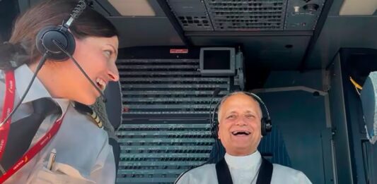 La copiloto que recibió al Papa León XIV en la cabina del avión de Iberia: “Parecía un niño”
