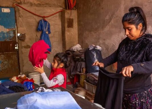 Un informe de la UCA relevó que 4 de cada 10 chicos no pueden comprarse ropa