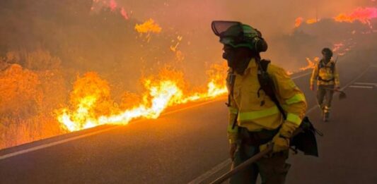 Un fotógrafo argentino logró captar impactantes imágenes del trágico incendio en España