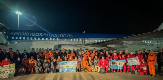 El jefe de rescatistas argentinos en Venezuela: “No es fácil vivir con olor a muerte en el aire”