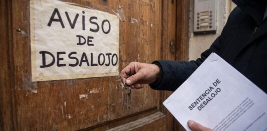 Cómo funciona el desalojo “exprés” que propone el Gobierno